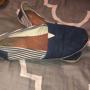 Navy toms
